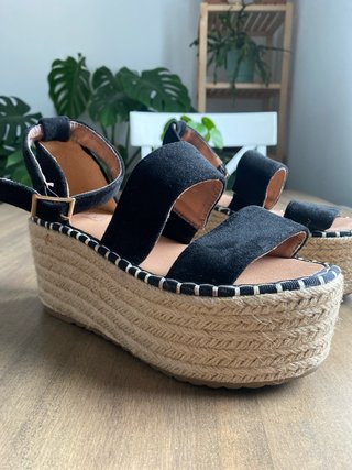 Sandalias negras plataforma esparto