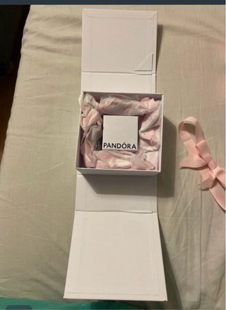Cajita Pandora Blanca con Lazo Rosa
