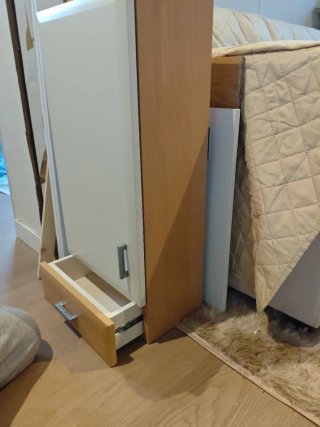 Armario baño madera y pomos de  metal