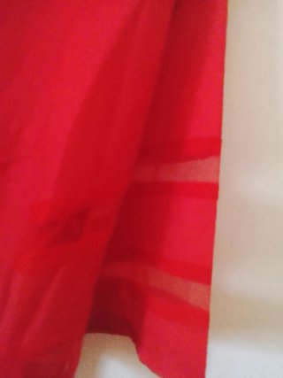 Vestido rojo con detalles de malla