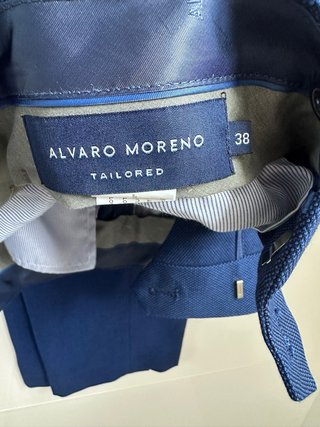Traje azul y camisa blanca Álvaro Moreno