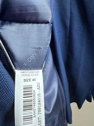 Traje azul y camisa blanca Álvaro Moreno