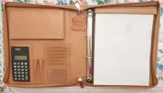 Portafolios de piel marrón A4.
