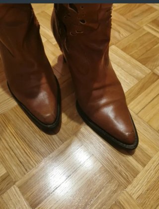 Botas altas de piel con diseño troquelado