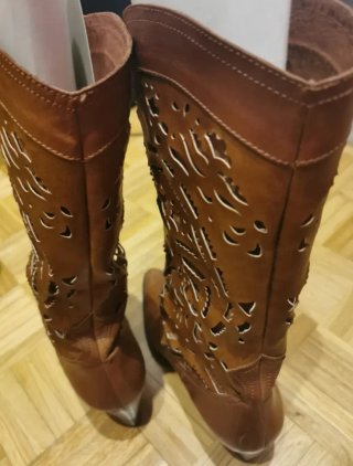 Botas altas de piel con diseño troquelado
