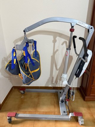 Grúa para personas impedidas con dos arneses