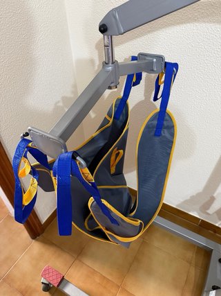 Grúa para personas impedidas con dos arneses