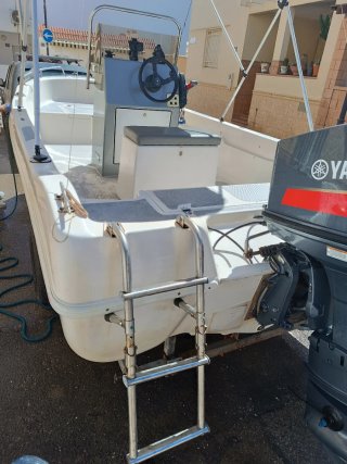 Barco Voraz 450 con motor Yamaha