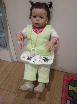 Muñeca grande con trona y biberón