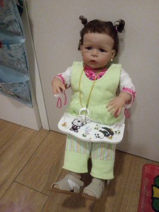 Muñeca grande con trona y biberón