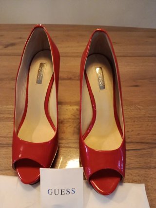 Zapatos de tacón Guess rojos
