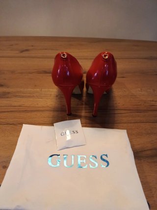 Zapatos de tacón Guess rojos