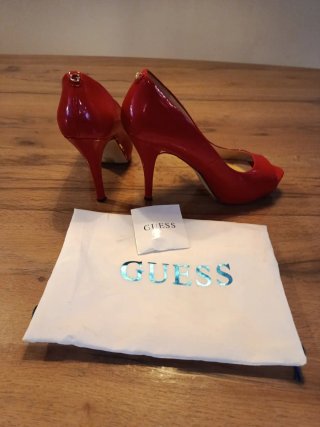 Zapatos de tacón Guess rojos