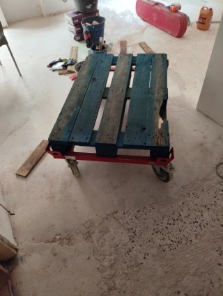 Carro con palet azul y ruedas