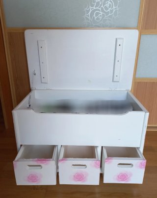 Baúl de madera de color blanco