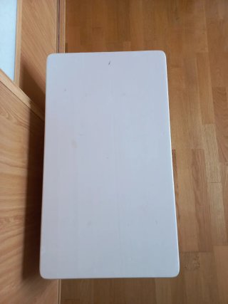Baúl de madera de color blanco