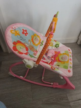 Mecedora para bebés con juguetes
