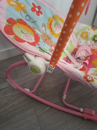 Mecedora para bebés con juguetes