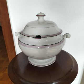 Sopera de porcelana con detalles morados