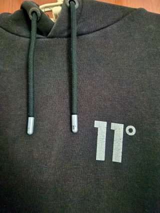 Sudadera negra con capucha 11 Degrees.