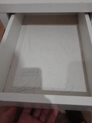 Escritorio blanco con signos de desgaste