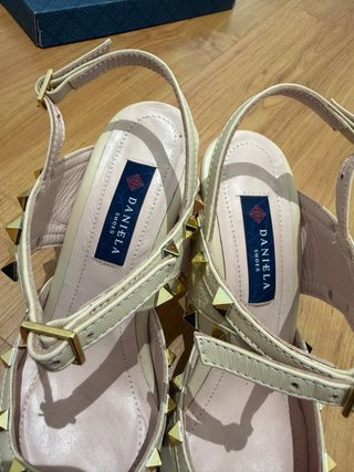 Zapatos de tacón Daniela Shoes beige y dorado