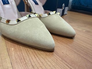 Zapatos de tacón Daniela Shoes beige y dorado