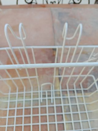 Cesta de metal blanca para colgar