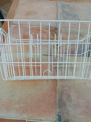 Cesta de metal blanca para colgar