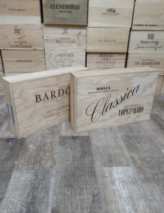2 Cajas grandes de madera con tapa corredera.