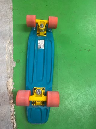 Skate azul con ruedas naranjas