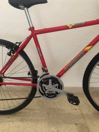 Bicicleta de montaña roja