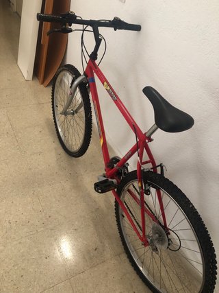 Bicicleta de montaña roja