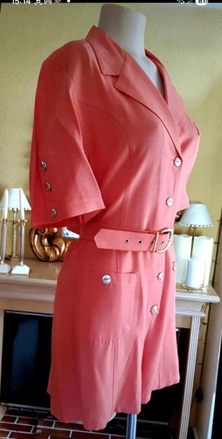 Mono corto elegante color coral con cinturón nuevo