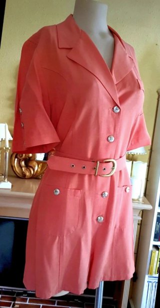 Mono corto elegante color coral con cinturón nuevo