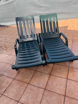 2 Tumbonas de plástico verdes