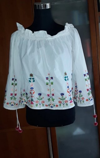 Blusa Stradivarius bordada multicolor