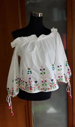 Blusa Stradivarius bordada multicolor