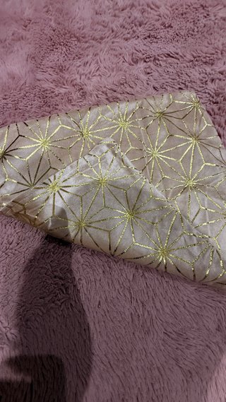 Funda de cojín beige y dorado