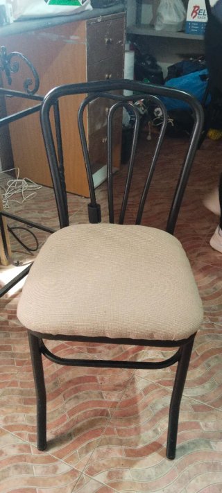 Sillas de hierro con asiento estampado