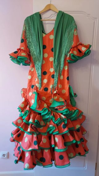 Vestido de flamenca rojo coral con lunares