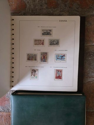 Lote 2 álbumes sellos antiguos España 146 series