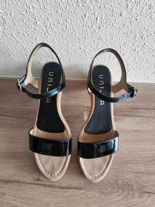 Sandalias UNISA charol negras T.42