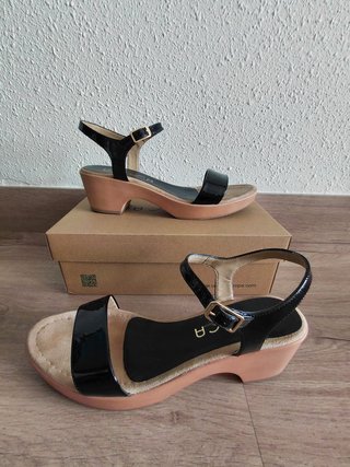 Sandalias UNISA charol negras T.42
