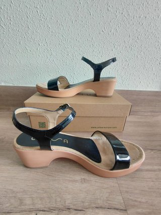 Sandalias UNISA charol negras T.42