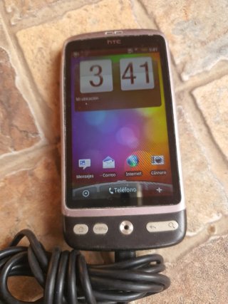 Teléfono HTC negro