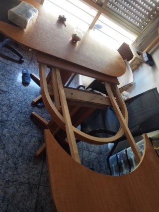Mesa de madera marrón