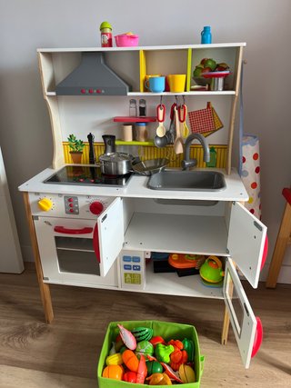 Cocina infantil de madera con accesorios