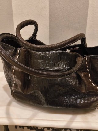 Bolso de hombro marrón con botón de madera