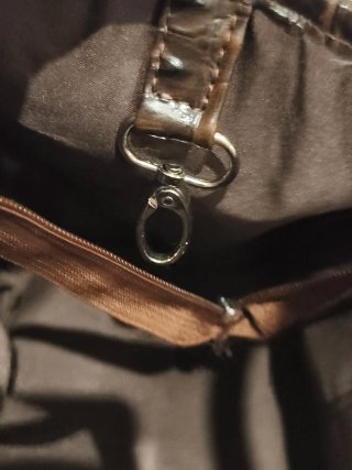 Bolso de hombro marrón con botón de madera